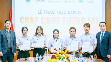 Tiếp sức nhân lực kinh tế số: Hiệp hội Thương mại điện tử Việt Nam trao học bổng cho 15 trường đại học