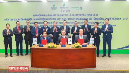 Petrovietnam ký kết và trao các văn kiện Dự án phát triển mỏ Nam Du, Lô 46/07 và mỏ U Minh, Lô 51