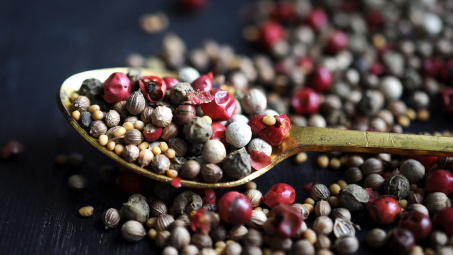 Giá tiêu hôm nay 22/4: Nhập khẩu tiêu giảm sâu đầu tháng 4