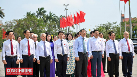 [CHÙM ẢNH] Thủ tướng và đoàn đại biểu dâng hương tưởng niệm các Anh hùng liệt sĩ tại Hải Phòng