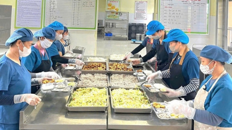 Hà Nội tăng cường siết chặt quản lý an toàn thực phẩm tại bếp ăn tập thể, trường học