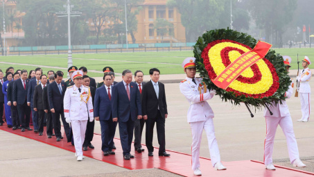 Lãnh đạo Đảng, Nhà nước và đại biểu Quốc hội khóa XVI vào Lăng viếng Chủ tịch Hồ Chí Minh
