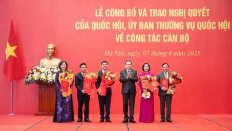 Chủ tịch Quốc hội Trần Thanh Mẫn chủ trì Lễ công bố và trao các Nghị quyết về công tác cán bộ