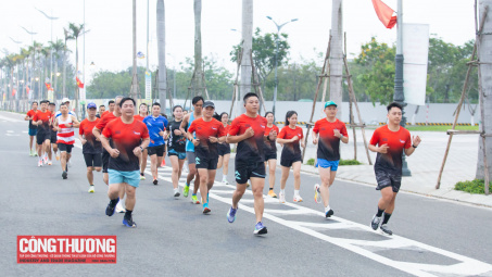 Đà Nẵng: Gần 100 thành viên CLB Hải Châu Runners lan tỏa tinh thần sử dụng năng lượng bền vững