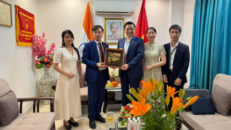 Bộ trưởng Bộ Công Thương Lê Mạnh Hùng làm việc với Thương vụ Việt Nam tại Ấn Độ