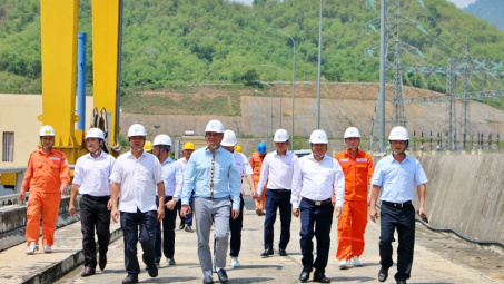 Đoàn công tác EVNGENCO2 thăm hỏi, động viên người lao động tại Thủy điện Trung Sơn nhân dịp Tháng Công nhân