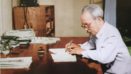 Ánh sáng Hồ Chí Minh soi đường cho chúng ta đi