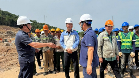 Chùm ảnh: Ngành điện sát cánh cùng người lao động trên các công trường thi công xuyên Lễ 30/4 - 1/5