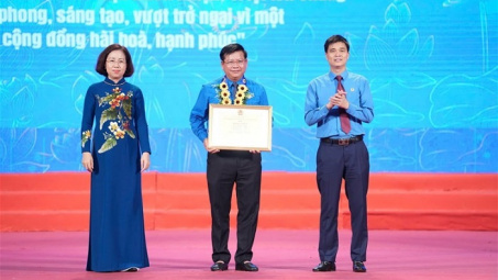 Hiệu trưởng Trường Đại học Điện lực nhận Bằng khen của Tổng Liên đoàn Lao động Việt Nam