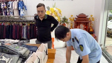 Kiểm tra hộ kinh doanh tại Quốc Oai, phát hiện lượng lớn hàng thời trang ghi giả nhãn hiệu