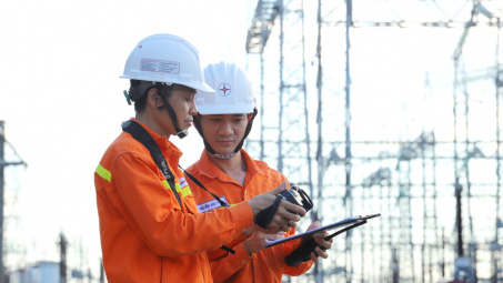 Căng mình giữa nắng nóng cao điểm, bảo vệ an toàn hệ thống truyền tải điện phía Bắc