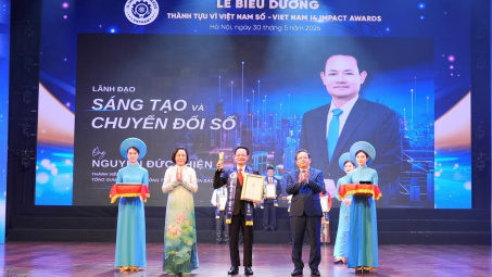 Tổng giám đốc EVNNPC nhận giải Lãnh đạo Sáng tạo và Chuyển đổi số