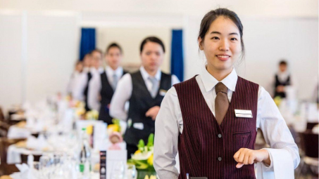 Tác động của thực hành quản trị nhân lực và vốn nhân lực đến hiệu suất đổi mới tại khách sạn Moon View Hà Nội