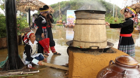 Phát triển sản phẩm du lịch dựa trên bản sắc văn hóa dân tộc thiểu số tại Việt Nam