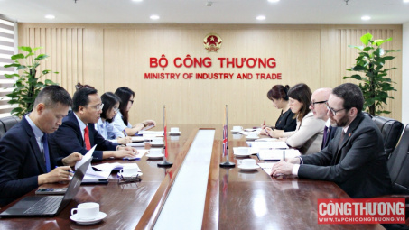 Thứ trưởng Nguyễn Hoàng Long tiếp và làm việc với đặc phái viên thương mại Vương quốc Anh