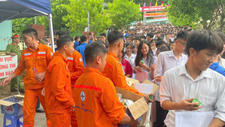 Tiếp sức mùa thi: Tuổi trẻ Thủy điện Sơn La đồng hành sĩ tử