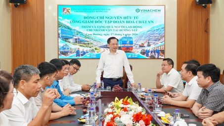 Tổng Giám đốc Vinachem thăm, tặng quà người lao động Chi nhánh Vận tải đường sắt và làm việc với Công ty TNHH MTV Apatit Việt Nam