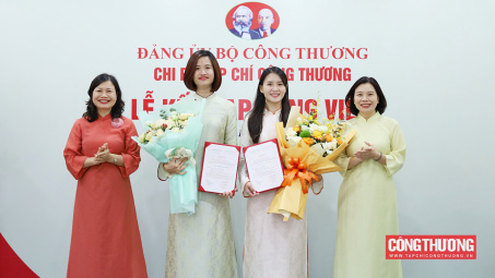 Chi bộ Tạp chí Công Thương kết nạp thêm 2 đảng viên mới