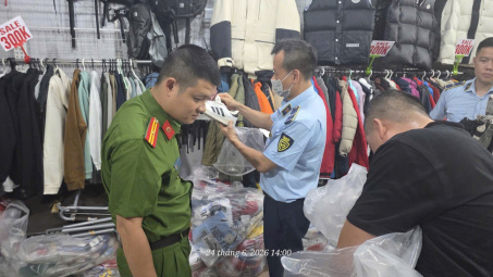 Tạm giữ hơn 2.600 sản phẩm thời trang nghi giả mạo nhãn hiệu nổi tiếng