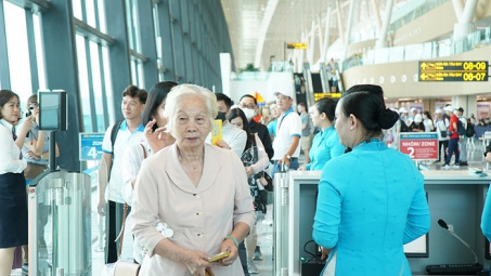 Vietnam Airlines giảm 15% giá vé cho hành khách từ 60 tuổi trở lên