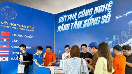 Gian hàng của Ngân hàng Sacombank thu hút khách quốc tế tại lễ hội tài chính số 2026