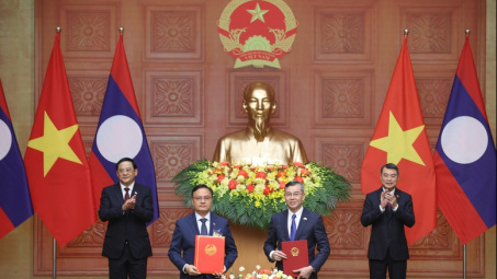 Việt Nam và Lào trao nhiều văn kiện hợp tác quan trọng