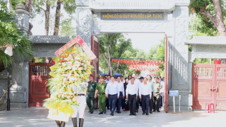 Đồng chí Thường trực Ban Bí thư dâng hương tại Khu di tích quốc gia đặc biệt Kim Liên, Khu di tích lịch sử Ngã ba Đồng Lộc