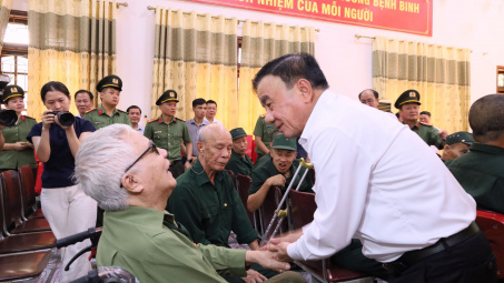 Đồng chí Thường trực Ban Bí thư Trần Cẩm Tú thăm, tặng quà tại Trung tâm điều dưỡng thương binh Nghệ An