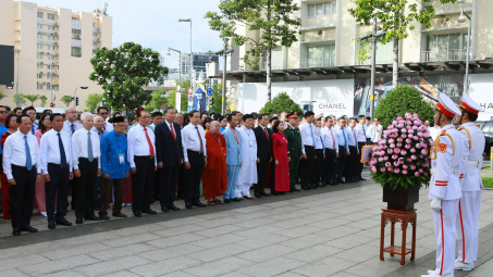Tổng Bí thư, Chủ tịch nước Tô Lâm và lãnh đạo Đảng, Nhà nước dâng hoa tưởng nhớ Chủ tịch Hồ Chí Minh
