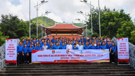 [CHÙM ẢNH] Tuổi trẻ Chính phủ tri ân các Anh hùng liệt sĩ và chăm lo an sinh xã hội tại Quảng Ngãi