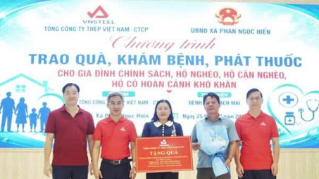 Tổng công ty Thép Việt Nam cùng Bệnh viện Bạch Mai khám bệnh, phát thuốc và trao quà cho nhân dân Cà Mau