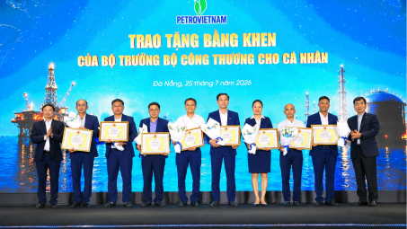 Bộ Công Thương khen thưởng PVNDB về thành tích bảo đảm nguồn cung xăng dầu