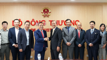 Thứ trưởng Nguyễn Hoàng Long làm việc với Tổng Thư ký Bộ Chuyển dịch Năng lượng và Chuyển đổi Nước Malaysia