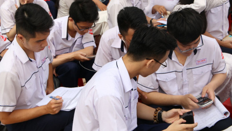 Tích hợp điện thoại thông minh trong lớp học EFL: Sự hài lòng và hiệu quả học tập