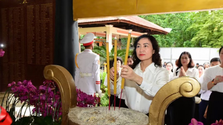Thứ trưởng Phan Thị Thắng thăm, động viên lực lượng tìm kiếm hài cốt liệt sĩ tại Công viên Lê Thị Riêng