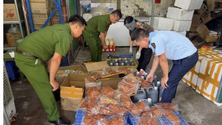 Cơ sở ở Tây Mỗ bày bán thực phẩm không nhãn mác, không rõ nguồn gốc