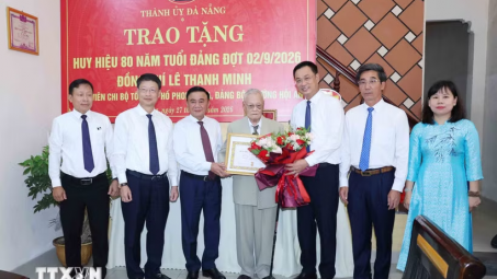 Thường trực Ban Bí thư Trần Cẩm Tú trao tặng Huy hiệu 80 năm tuổi Đảng cho đảng viên lão thành tại Đà Nẵng