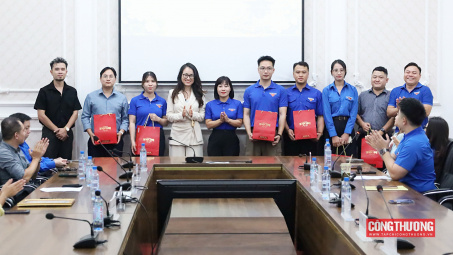 Đoàn Thanh niên Bộ Công Thương trao quà tri ân cán bộ Đoàn chủ chốt