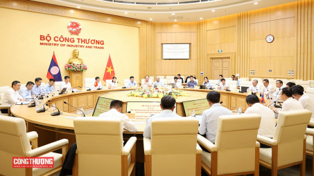 Bộ trưởng Lê Mạnh Hùng hội đàm với Bộ trưởng Bộ Công Thương Lào Malaithong Kommasith