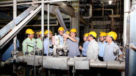 Thứ trưởng Nguyễn Sinh Nhật Tân làm việc với các nhà máy sản xuất ethanol tại miền Trung