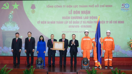 EVNHCMC vinh dự nhận Huân chương Lao động hạng Ba