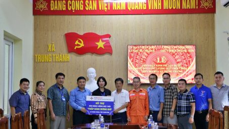 Thủy điện Trung Sơn hỗ trợ hệ thống đèn năng lượng mặt trời chiếu sáng công cộng tại xã Trung Thành