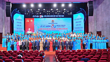 Công đoàn Dệt May Việt Nam đón nhận Huân chương Lao động hạng Ba
