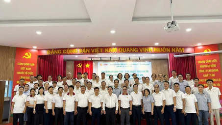Tổng Giám đốc Casumina Phùng Quang Trung làm việc tại Xí nghiệp Cao su Hóc Môn