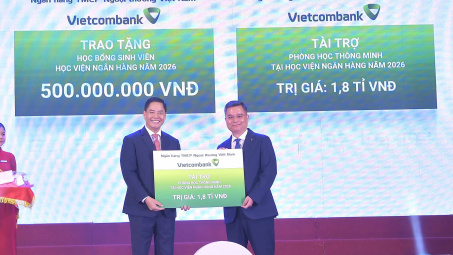 Vietcombank đồng hành và trao tặng 2,3 tỷ đồng cho Học viện Ngân hàng