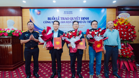 Cục Hải quan trao quyết định công nhận, gia hạn áp dụng cho 7 doanh nghiệp ưu tiên