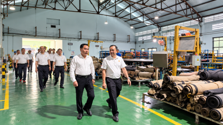 Tổng Giám đốc Casumina Phùng Quang Trung làm việc tại Xí nghiệp Cao su Bình Lợi