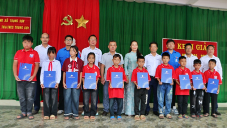 Thủy điện Trung Sơn trao hỗ trợ học sinh có hoàn cảnh khó khăn tại xã Trung Sơn nhân dịp khai giảng năm học mới