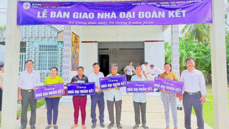 Tổng công ty Phát điện 1 bàn giao 05 căn Nhà Đại đoàn kết tại xã Đông Hải, tỉnh Vĩnh Long