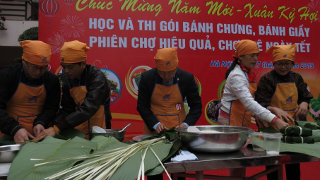 Ấm áp ngày hội thi gói bánh chưng tại May 10
